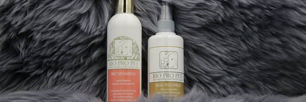 Hier sind das Hundeshampoo und der Fellspray von BioProPet abgebildet