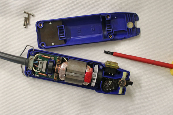 Un tosaerba aperto, in modo da poter vedere le varie parti, come la batteria. Link: Categoria servicio e riparazione dei tosatrici.